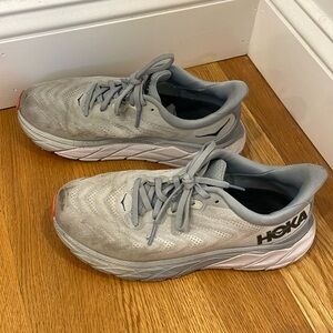 Hoka Arahi 6 Sneakers SIZE 7.5 light blue with orange and white accents